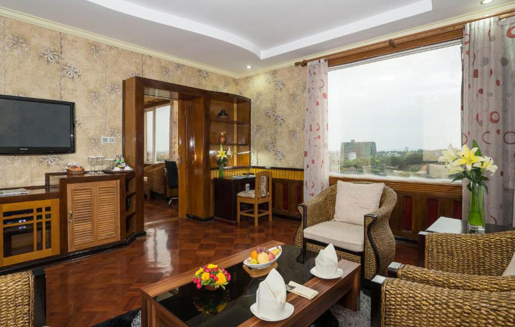 Hotel Shwe Pyi Thar Cor Suite01